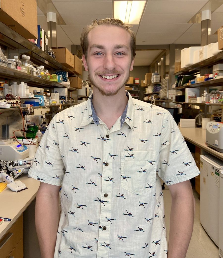 Congrats to our graduate student Maxxum Fioriti on passing his prelim in the BMBGG Upenn graduate program! Maxx will be investigating the contribution of Wnt regulation in caste and aging in ants!